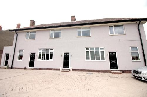 6 x MODERN APARTMENTS IN 1 BLOCK JUST OUTSIDE THE CITY, MINUTES WALK FROM SHOPS AND CAFES