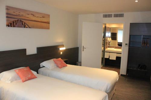 2 twin beds