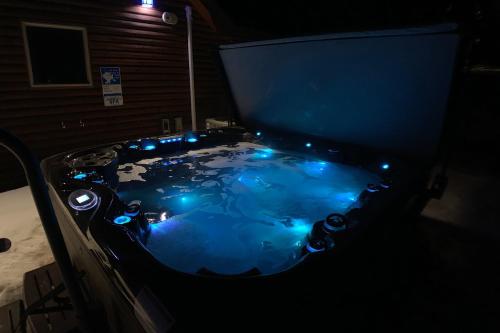Centennial Cabin w/ Hot Tub, Sauna & Pool Table! in Centennial (WY)