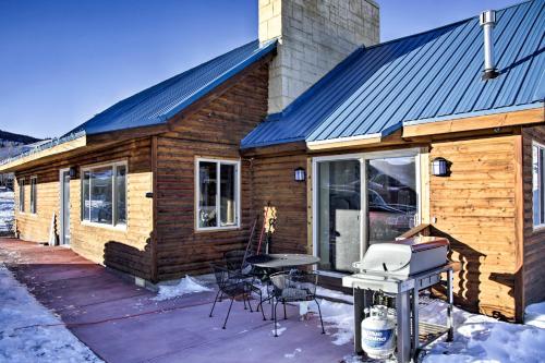 Centennial Cabin w/ Hot Tub, Sauna & Pool Table! in Centennial (WY)
