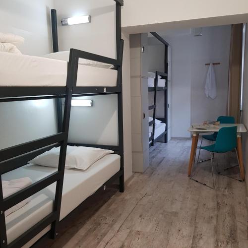 1 twin bed, 2 bunk beds