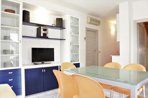 2 bedrooms, 4 beds