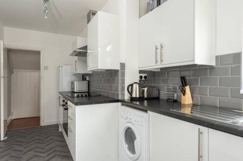 4 Bedroom House Coventry Hosted By SnoozeNow