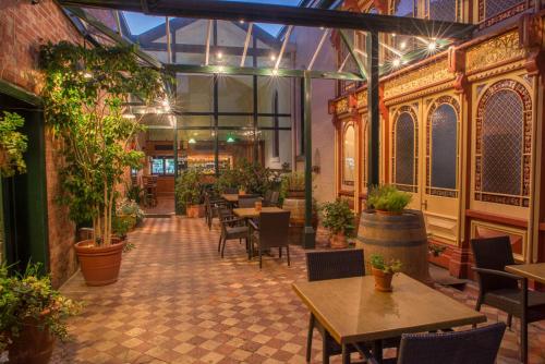 Vue Grand Hotel Vue Grand Hotel is perfectly located for both business and leisure guests in Queenscliff. Featuring a satisfying list of amenities, guests will find their stay at the property a comfortable one. Lugga