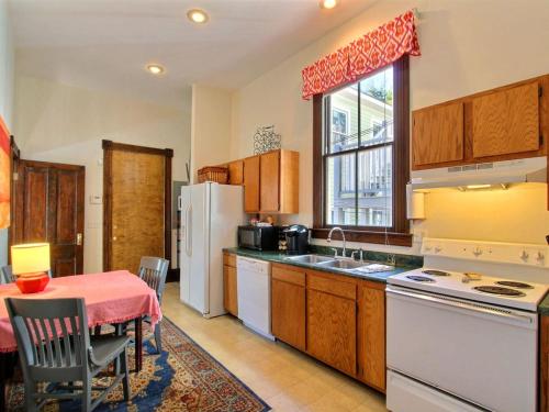 Big Blue House - Near Forsyth Park - Lower Unit