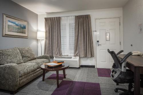 Atherton Park Inn and Suites Ideally located in the prime touristic area of Redwood City, Atherton Park Inn and Suites promises a relaxing and wonderful visit. Featuring a complete list of amenities, guests will find their stay a