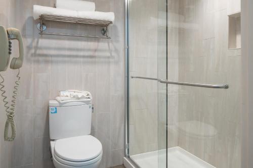 Atherton Park Inn and Suites - image 6