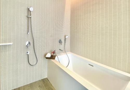 Photo 1 Oakwood Suites Bangkok - SHA Certified