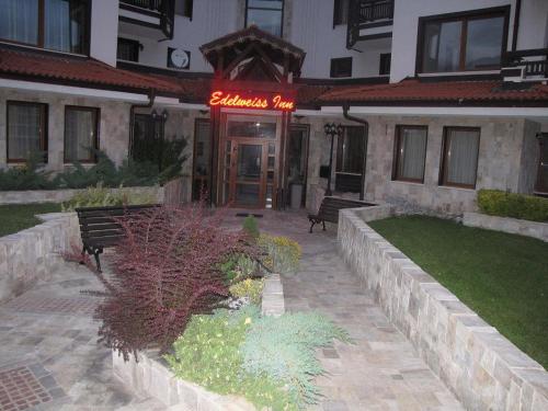 Two Bedroom Apartment with Fireplace and Mountain View