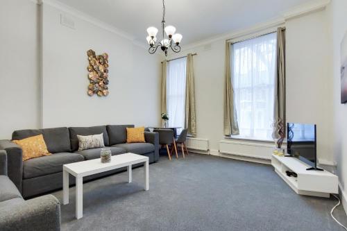 Beautiful One Bedroom Apartment In Kensington Olympia/shepherds Bush, , London