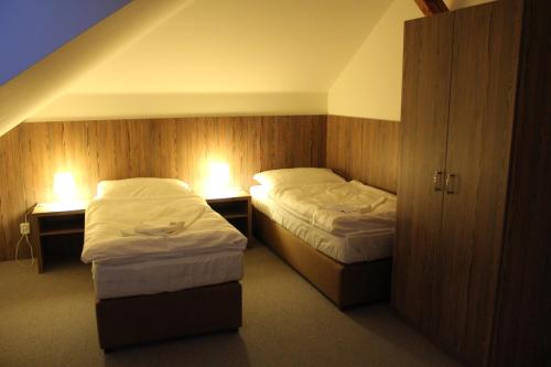 1 queen bed, 1 twin bed