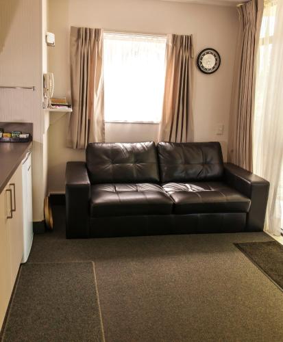 One-Bedroom Twin Apartment image 7
