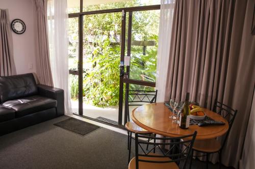 One-Bedroom Twin Apartment image 6