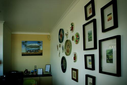 Colonial Lodge Motel - image 2