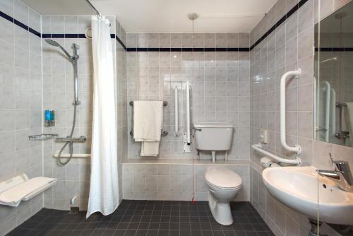 Bathroom, Holiday Inn Express London - Dartford in Greater London East