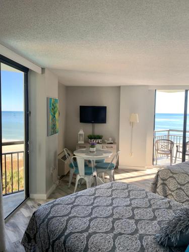 426 Belle Vue Magnificent Oceanfront studio with two balconies