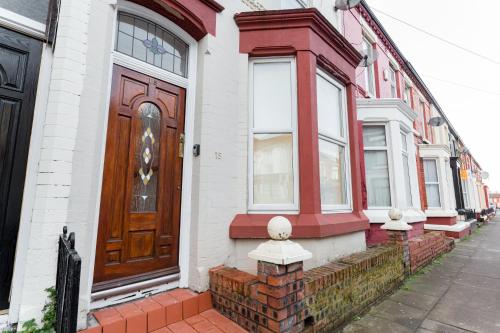 Spacious House for Contractors and Families with Parking by Liverpool Short Stay