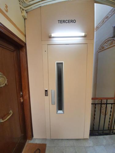 Sunny Penthouse in Sagrada Familia - image 2