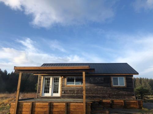 Sunrise Cabin secluded beach front accommodation in Sandspit (BC)