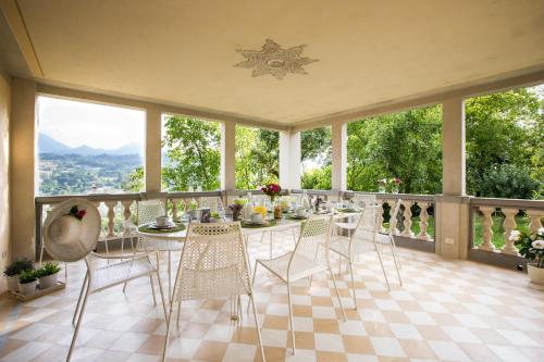 Erkély/terasz, VILLA TURRI - Luxury Country & Padel Resort in Camporgiano