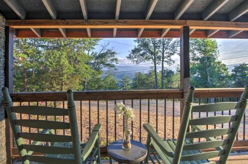 Smoky Mountain Loft Amazing Views, Hot Tub, 560 FREE tickets each paid day!!! in Oldham (TN)