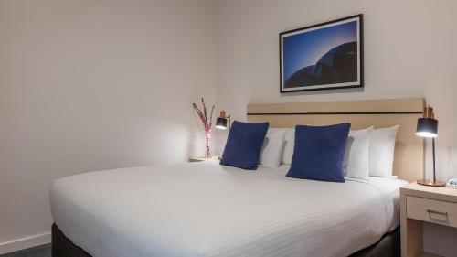 One-Bedroom Apartment image 2