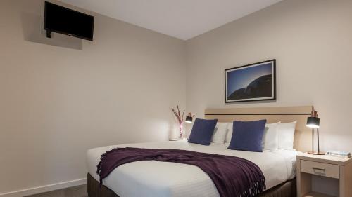 One-Bedroom Apartment image 3