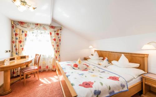 1 queen bed, 1 twin bed