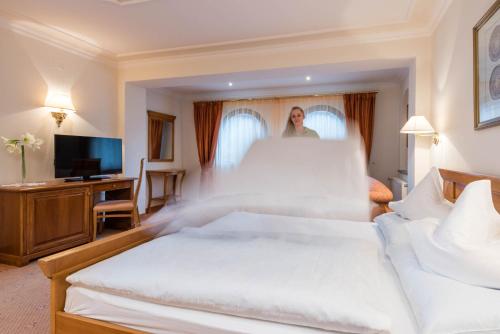 1 queen bed, 2 twin beds