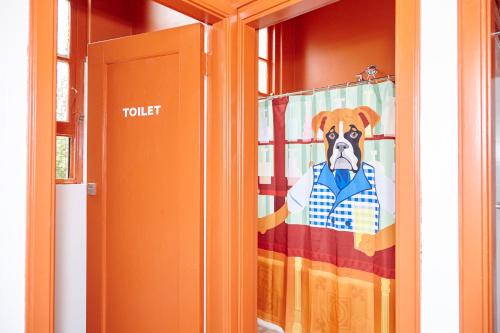 Zuhanyzó, The Erko Hotel in Newtown