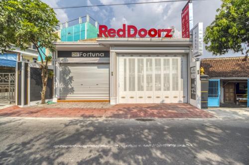 RedDoorz Plus near Gembira Loka Zoo 2