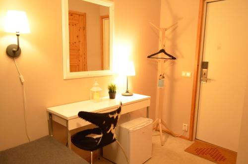 River Motel & Hostel - image 2