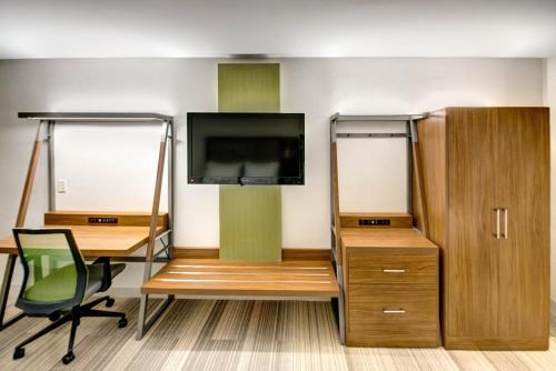 room detail thumbnail 2