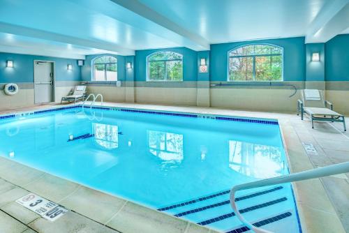 Úszómedence, Holiday Inn Express Woodbridge By IHG in Woodbridge (New Jersey)