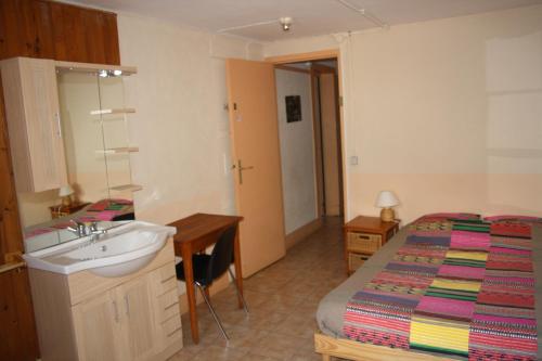 2 bedrooms, 4 beds