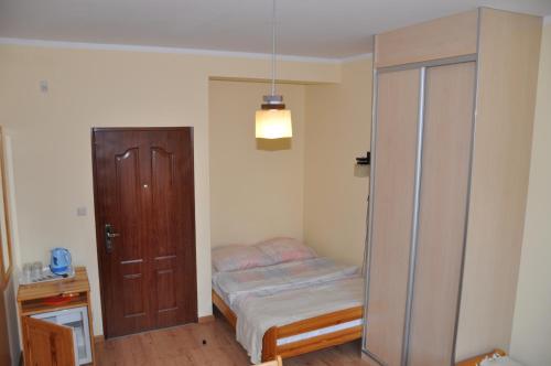 1 double bed, 2 twin beds