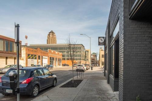 Frontdesk FLUX Apts Downtown Des Moines - image 14