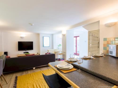 Spacious 5BDR house w/garden in fabulous location gîte à louer Ambassador Hotel