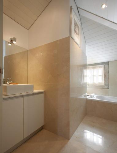 One-Bedroom Apartment image 10