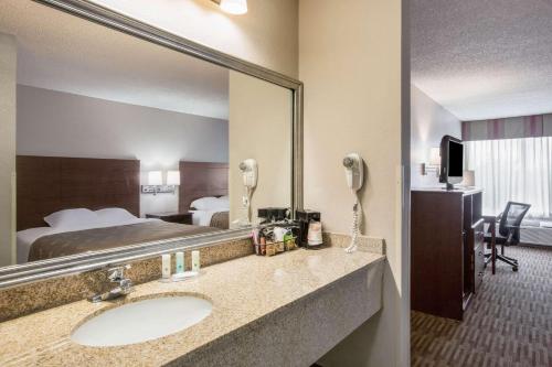 Quality Inn & Suites Lawrence - University Area