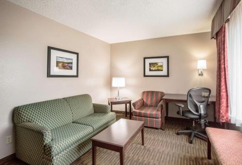 Quality Inn & Suites Lawrence - University Area