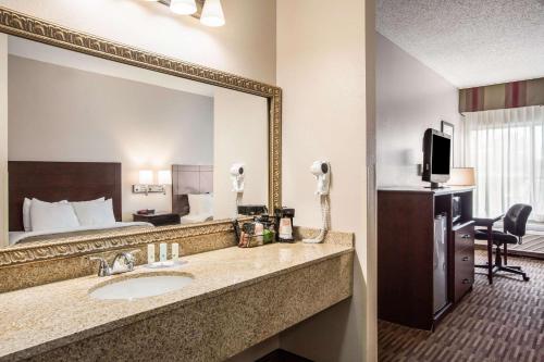 Quality Inn & Suites Lawrence - University Area