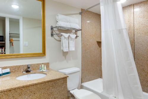 Quality Inn Phoenix Scottsdale West In Phoenix Az Room Deals