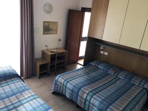 Triple Room with Balcony image 4