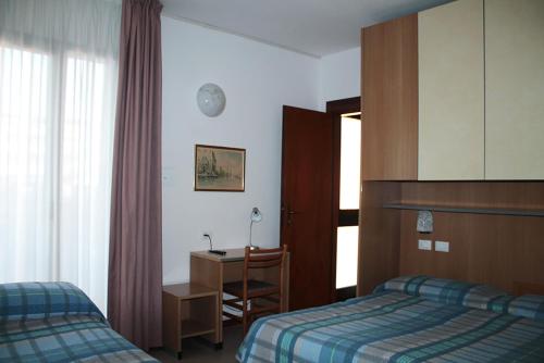 Triple Room with Balcony image 5
