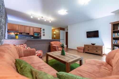 1 queen bed, 2 sofa beds