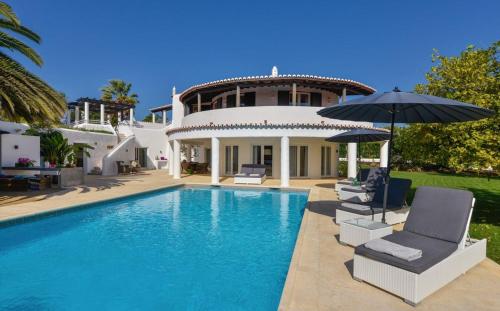 Beautiful 4 bedroom villa with private heated pool AC located on the prestigious Clube Carveiro