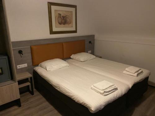 1 double bed, 1 twin bed
