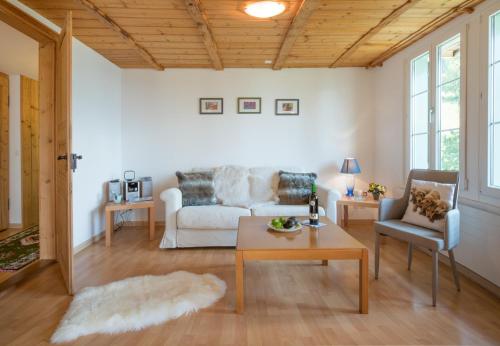 Shared lounge/TV area, Chalet Hunnenfluh in Gundlischwand