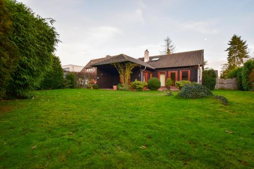Tolstov House - 6 Room Villa with Garden - 15 Min Messe DUS & Airport DUS in Meerbusch, Deutschland